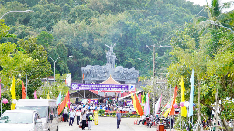 Toàn cảnh Di tích Lịch sử và Thắng cảnh Quốc gia Ba Hòn, xã Thổ Sơn, huyện Hòn Đất.