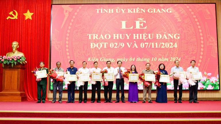 Bí thư Tỉnh ủy Kiên Giang Đỗ Thanh Bình trao Huy hiệu Đảng cho các đồng chí cao niên tuổi Đảng thuộc diện Ban Thường vụ Tỉnh ủy trao.