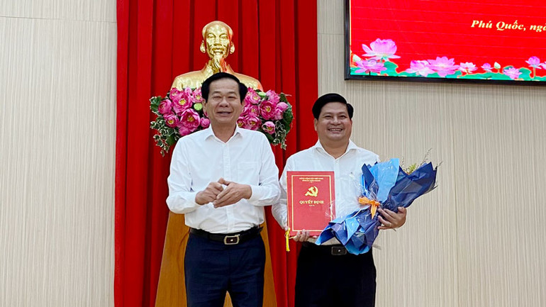 Bí thư Tỉnh ủy Kiên Giang Đỗ Thanh Bình trao quyết định cho ông Tống Phước Trường.