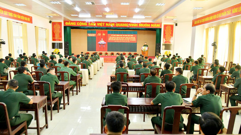 Toàn cảnh lễ phát động thi đua.