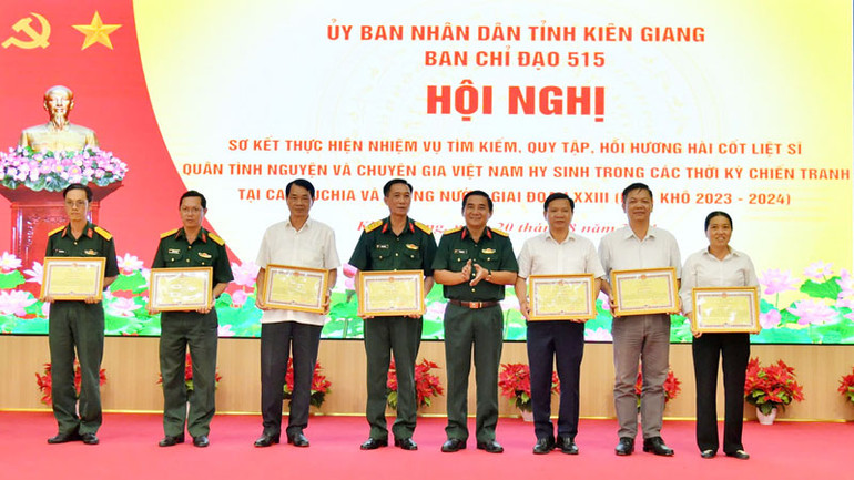 Lãnh đạo Bộ Chỉ huy quân sự tỉnh Kiên Giang trao bằng khen của Ủy ban nhân dân tỉnh cho các tập thể, cá nhân có thành tích xuất sắc trong công tác tìm kiếm, quy tập hài cốt liệt sĩ mùa khô 2023-2024.