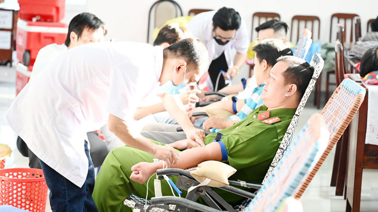 Cán bộ, chiến sĩ công an trên địa bàn thành phố Rạch Giá tham gia hiến máu tình nguyện.