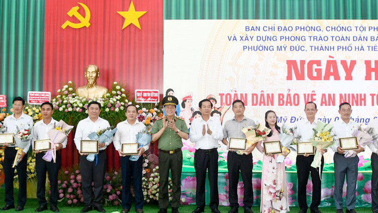 Lãnh đạo Bộ Công an, lãnh đạo tỉnh Kiên Giang tặng các phần quà cho đơn vị điểm tổ chức ngày hội, lực lượng tham gia bảo vệ an ninh trật tự cơ sở và hộ dân.