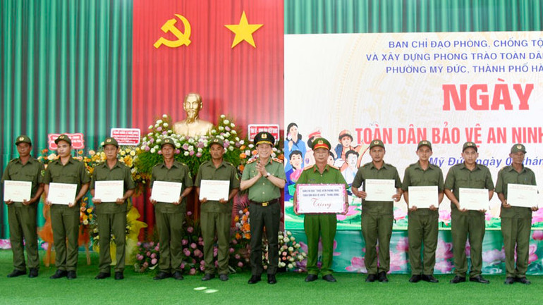 Thứ trưởng Công an Lê Quốc Hùng tặng kỷ niệm chương Bảo vệ an ninh Tổ quốc cho 16 cá nhân có nhiều đóng góp trong sự nghiệp Bảo vệ an ninh Tổ quốc.