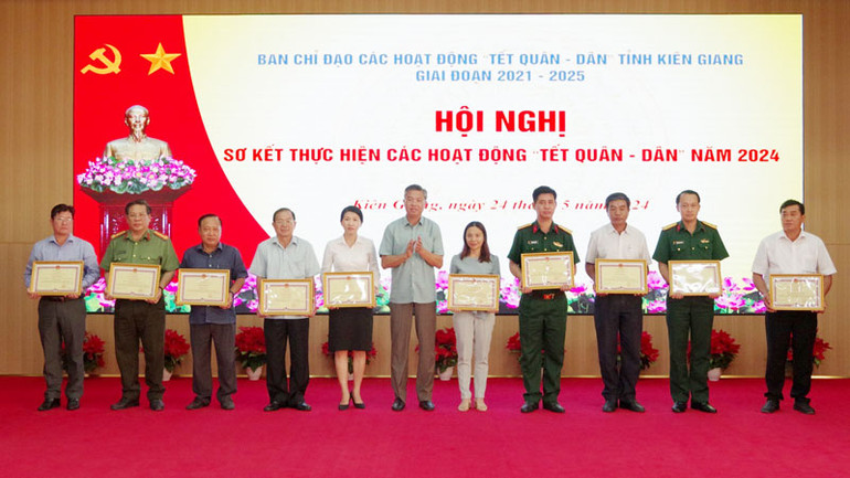 Lãnh đạo Ủy ban nhân dân tỉnh Kiên Giang tặng Bằng khen cho các tập thể, cá nhân có thành tích xuất sắc trong tổ chức thực hiện các hoạt Tết quân-dân năm 2024.