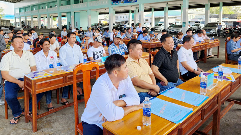 Chủ tàu cá, ngư dân Kiên Giang nghe tuyên truyền về phòng, chống khai thác IUU.