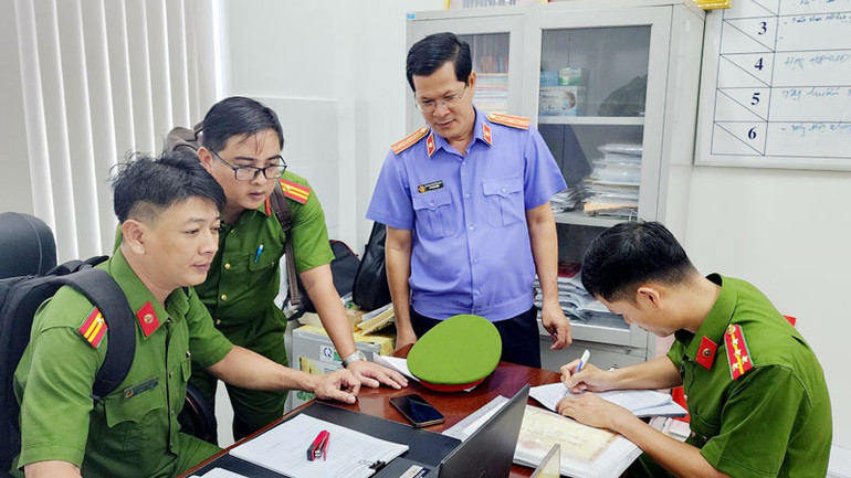 Khám xét nơi làm việc của Hùng, cơ quan điều tra thu giữ nhiều tài liệu quan trọng. (Ảnh: VĂN VŨ)