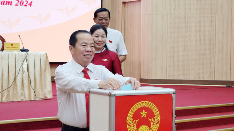 Đại biểu bầu Chủ tịch Ủy ban nhân dân tỉnh Kiên Giang.