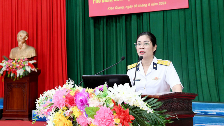 Trung tá Phạm Thị Thanh Thủy, Thẩm phán Tòa án Quân sự khu vực Quân chủng Hải quân truyền đạt chuyên đề Quy định của pháp luật về phòng cháy, chữa cháy.