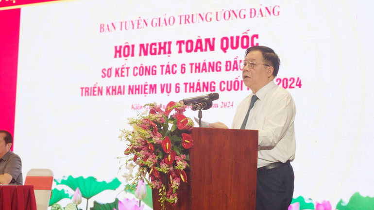 Đồng chí Nguyễn Trọng Nghĩa phát biểu chỉ đạo.