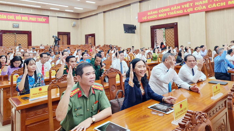 Đại biểu biểu quyết thông qua các nghị quyết của Hội đồng nhân dân tỉnh Kiên Giang.