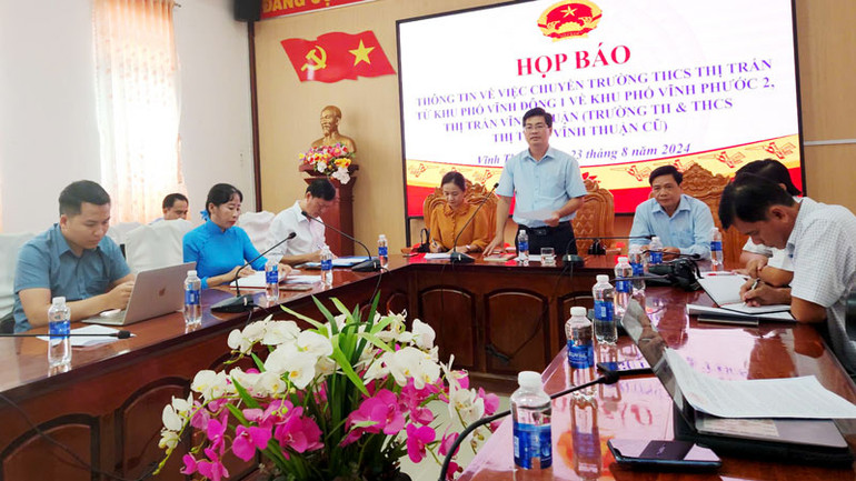 Quang cảnh họp buổi báo.