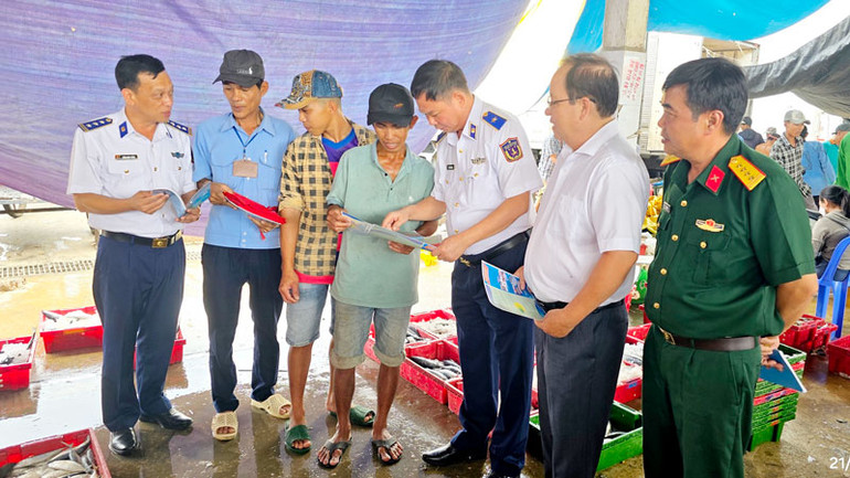 Tuyên truyền cho ngư trên địa bàn huyện Châu Thành, tỉnh Kiên Giang chấp hành pháp luật trên biển.