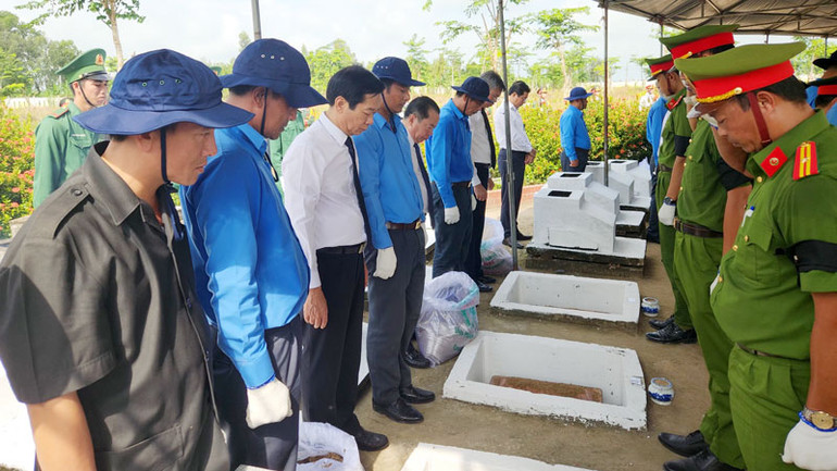 Nghi thức an táng 28 hài cốt liệt sĩ.