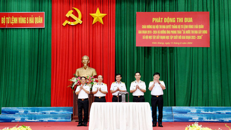 Thủ trưởng Bộ Tư lệnh Vùng 5 Hải quân chứng kiến giao ước thi đua của khối cơ quan Bộ Tư lệnh Vùng 5 Hải quân.