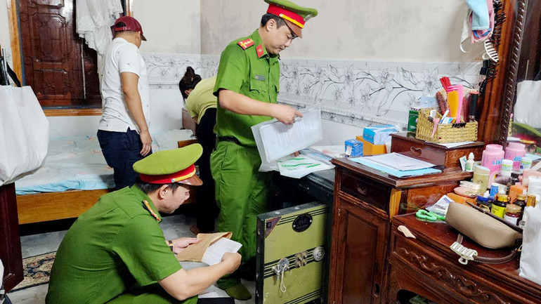 Khám xét chỗ ở của Nguyễn Văn Nguyên, Cơ quan điều tra đã thu giữ nhiều tài liệu và tang vật liên quan vụ án.