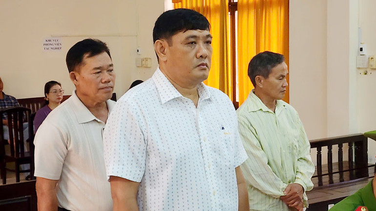 Bị cáo Nguyễn Quốc Sử (hàng đầu), cựu Giám đốc Trung tâm Đăng kiểm xe cơ giới Kiên Giang 6801S, lãnh 2 năm tù về tội “Nhận hối lộ”. (Ảnh: VĂN VŨ)