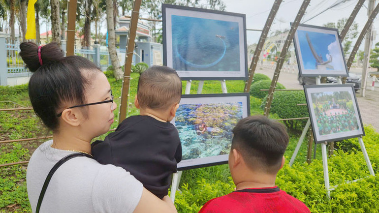 Triển lãm ảnh diễn ra trước khu trung tâm hành chính huyện Vĩnh Thuận.