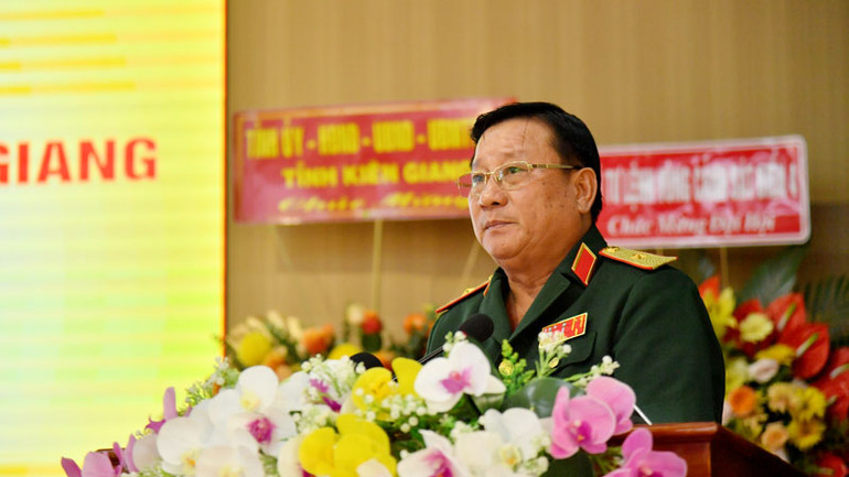 Thiếu tướng Nguyễn Văn Tiền, Phó Tư lệnh Quân khu 9 phát biểu chỉ đạo Đại hội.