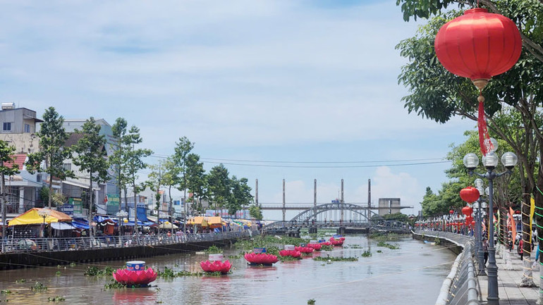 Hoa đăng được trang trí trên Sông Kiên.