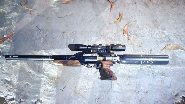 Tang vật là 1 cây súng hơi.