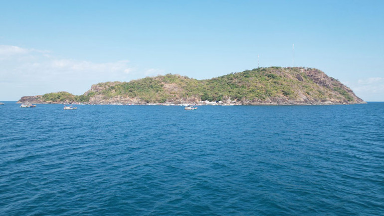 Đảo Hòn Chuối nhìn từ xa. Đảo Hòn Chuối nhìn từ xa.