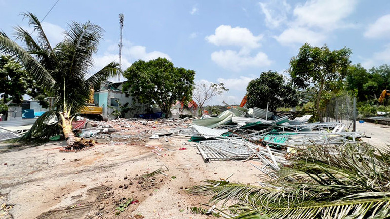 Trên phần đất bị cưỡng chế, trước đó ông Đ. và ông M. đã xây dựng trái phép 8 căn nhà và 5 bungalow nhỏ.