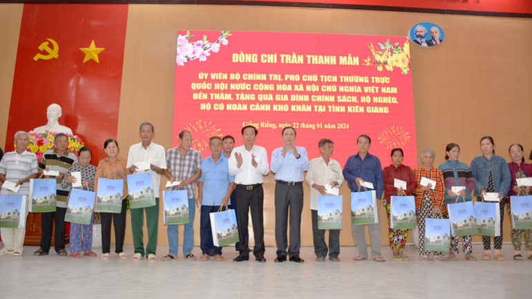 Phó Chủ tịch Thường trực Quốc hội Trần Thanh Mẫn và Bí thư Tỉnh ủy Kiên Giang Đỗ Thanh Bình tặng quà hộ nghèo, gia đình chính sách huyện Giồng Riềng.