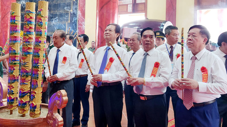 Lãnh đạo Đảng, nguyên lãnh đạo Đảng và Chính phủ thắp hương tại Đền thờ anh hùng liệt sĩ, người có công ở huyện Vĩnh Thuận.