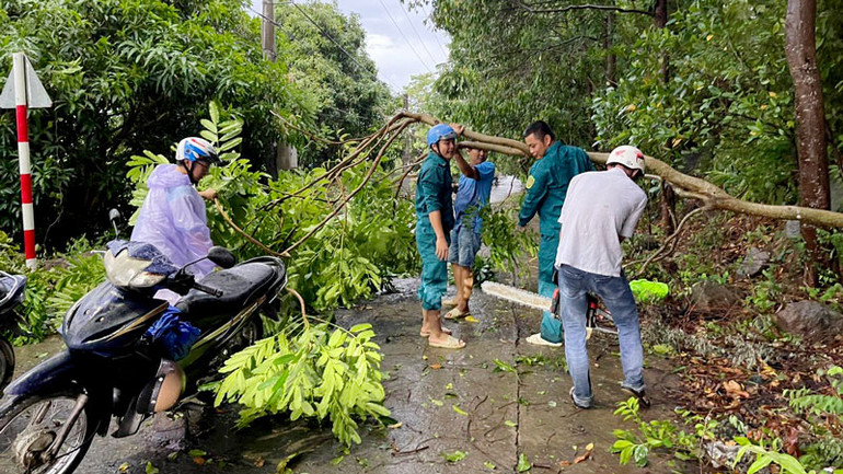 Cán bộ, chiến sĩ Ban Chỉ huy quân sự huyện Kiên Hải, lực lượng dân quân tự vệ giúp dân khắc phục khắc phục hậu quả của cơn lốc xoáy.