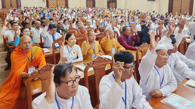 Đại biểu biểu quyết thông qua Nghị quyết Đại hội.