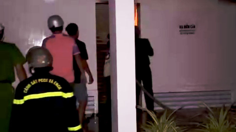 Lực lượng chức năng nỗ lực dập đám cháy.