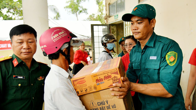 Hỗ trợ tặng quà cho người dân nghèo tại địa bàn thực hiện các hoạt động Tết quân-dân năm 2024.
