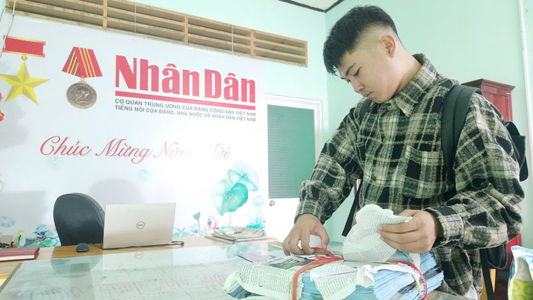 Đại diện Trường trung học cơ sở và trung học phổ thông Mong Thọ tiếp nhận phụ san về phát cho học sinh nhà trường.