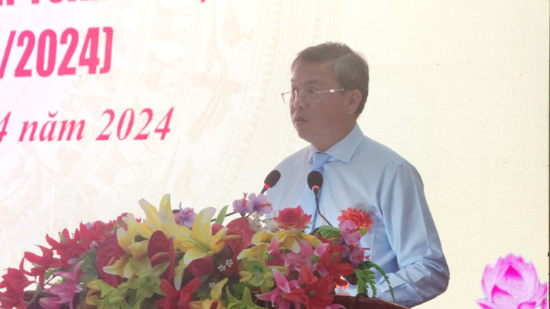 Phó Chủ tịch Ủy ban nhân dân tỉnh Kiên Giang Nguyễn Lưu Trung phát biểu tại mít-tinh.