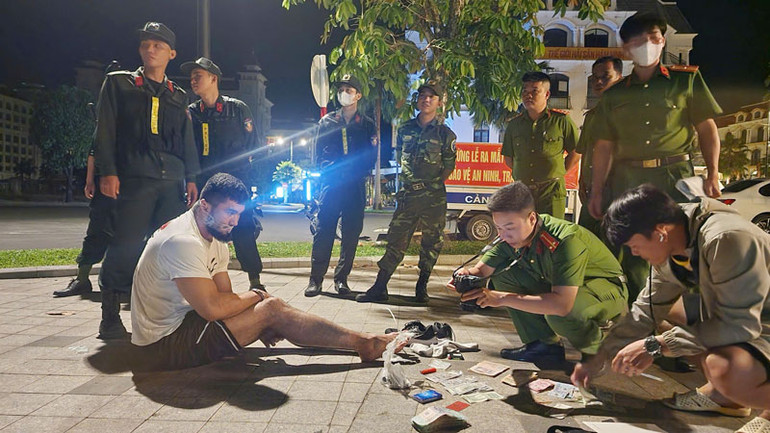 Hiện trường bắt giữ các đối tượng.