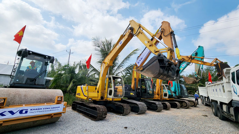 Công nhân khởi động thiết bị thi công dự án.