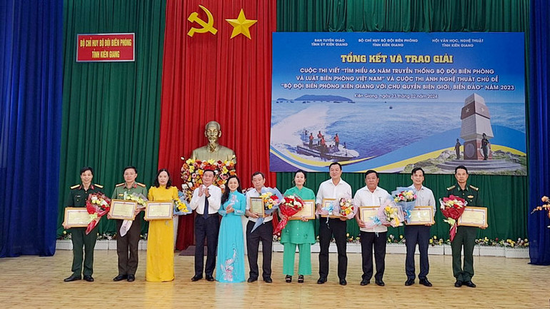 Ban tổ chức trao thưởng cho các tập thể tích cực tham gia Cuộc thi viết “Tìm hiểu 65 năm truyền thống Bộ đội Biên phòng và Luật Biên phòng Việt Nam” năm 2023. Ban tổ chức trao thưởng cho các tập thể tích cực tham gia Cuộc thi viết “Tìm hiểu 65 năm truyền thống Bộ đội Biên phòng và Luật Biên phòng Việt Nam” năm 2023.
