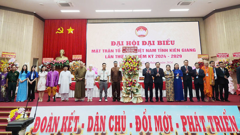 Đoàn đại biểu các chức sắc, tôn giáo, các dân tộc tặng hoa chúc mừng Đại hội.