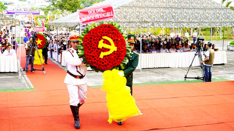 Lễ dâng hoa “Đời đời nhớ ơn các anh hùng liệt sĩ”.