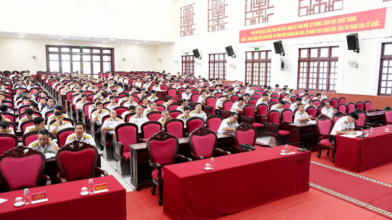 Các đại biểu tham dự hội nghị.