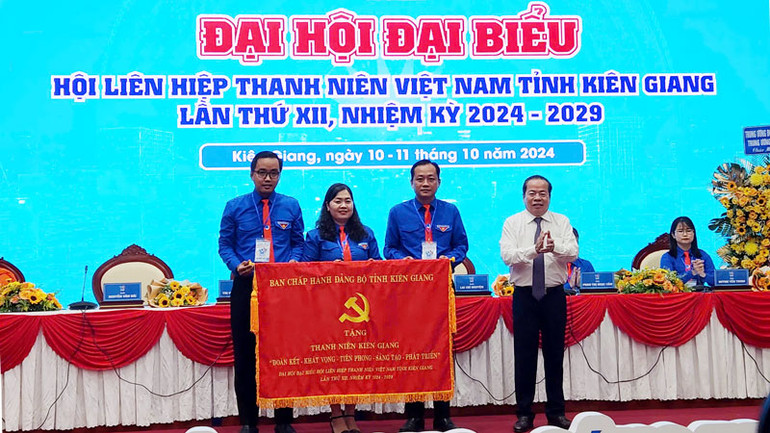 Lãnh đạo tỉnh Kiên Giang tặng bức trướng cho Ban Chấp hành Hội Liên hiệp Thanh niên Việt Nam tỉnh Kiên Giang khóa 12, nhiệm kỳ 2024-2029.