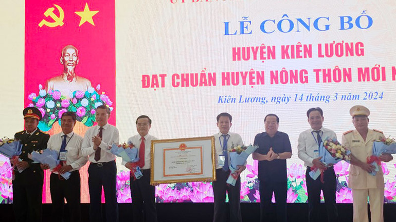 Lãnh đạo tỉnh Kiên Giang trao quyết định của Thủ tướng công nhận huyện Kiên Lương đạt chuẩn nông thôn mới và tặng hoa chúc mừng lãnh đạo địa phương.