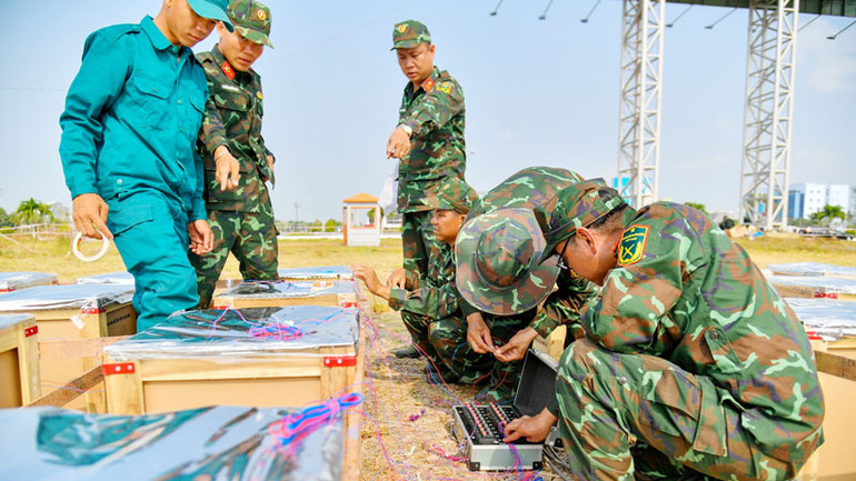 Việc triển khai bắn pháo được kích nổ qua thiết bị điện tử từ xa để bảo đảm an toàn.