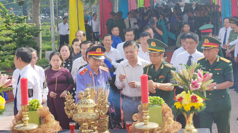 Đại biểu thắp hương tại Lễ truy điệu, an táng 28 hài cốt liệt sĩ.