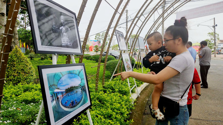 Người dân xem triển lãm ảnh.