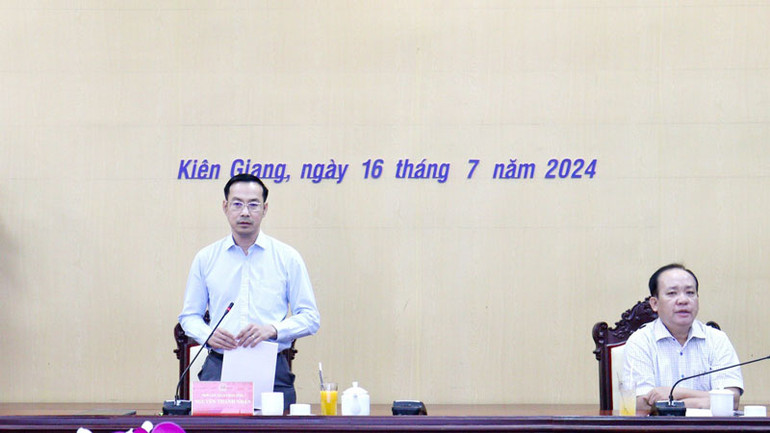 Phó Chủ tịch Ủy ban nhân dân tỉnh Kiên Giang Nguyễn Thanh Nhàn phát biểu tại cuộc họp.