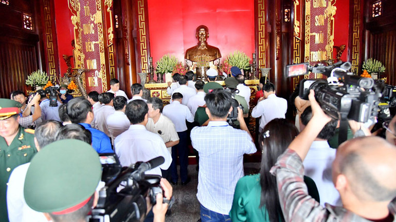Các đại biểu dâng hương tại Đền thờ Chủ tịch Hồ Chí Minh.