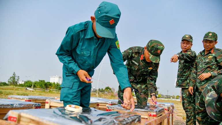 Từng thùng pháo được đấu nối liên kết chặt chẽ.