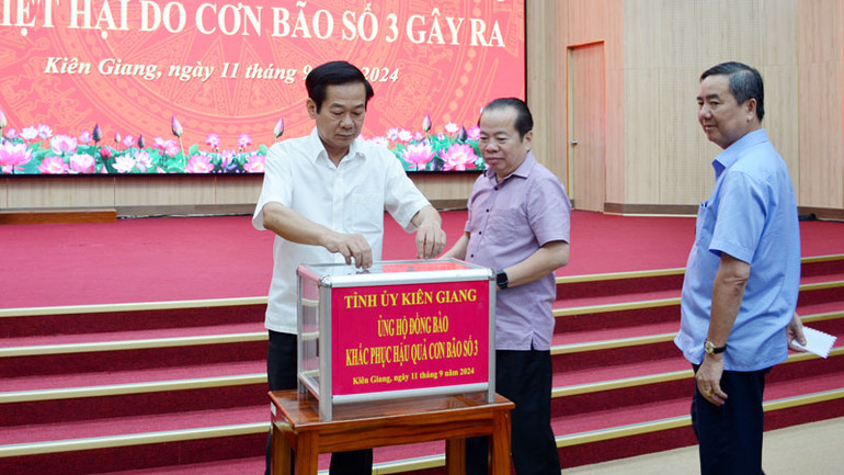 Ủy viên Trung ương Đảng, Bí thư Tỉnh ủy Kiên Giang Đỗ Thanh Bình và Thường trực Tỉnh ủy Kiên Giang ủng hộ đồng bào các địa phương phía bắc bị thiệt hại sau bão số 3.